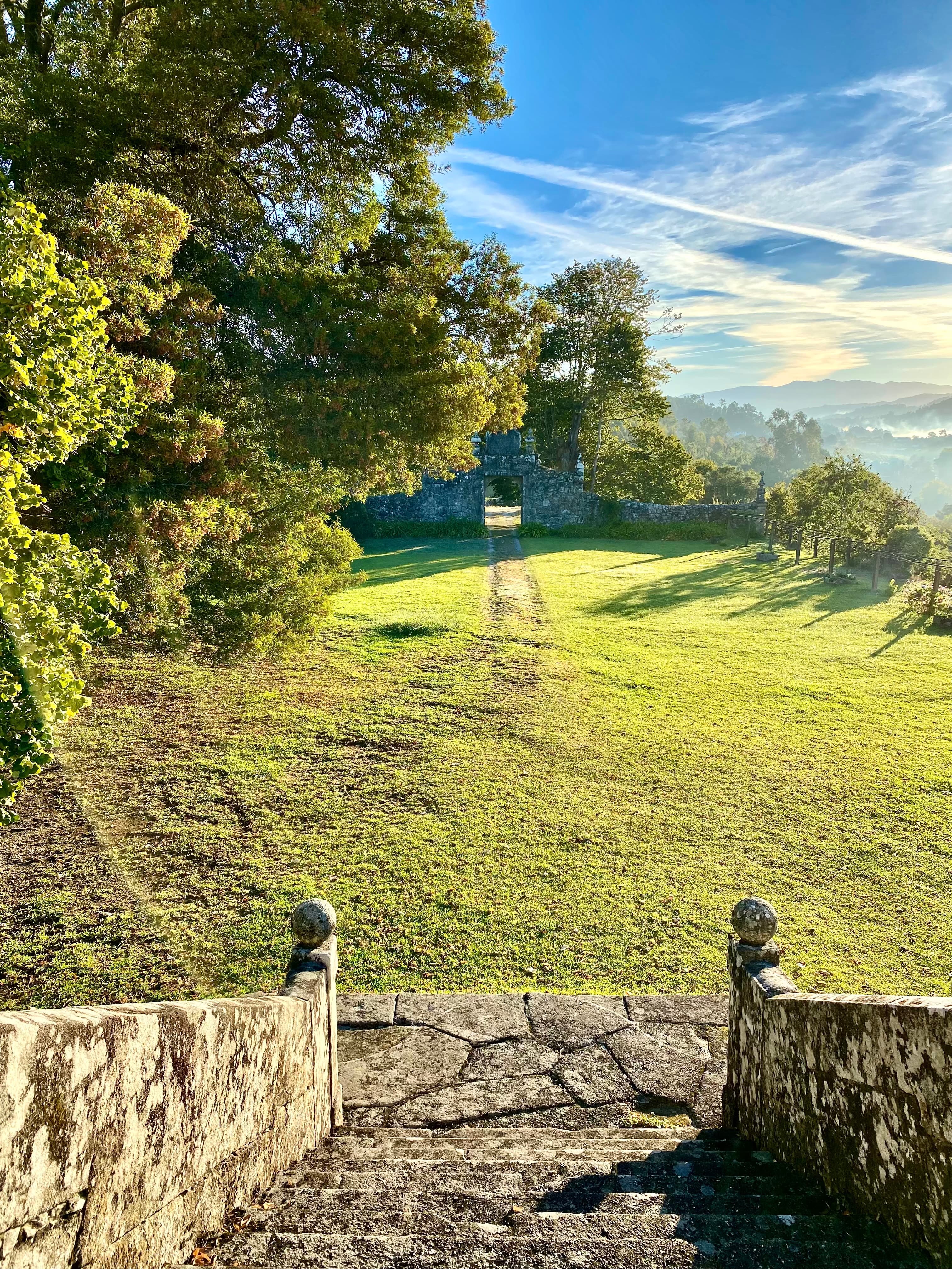Casa da Boavista - Vista do terraço sobre o relvado, espaço para eventos ao ar livre